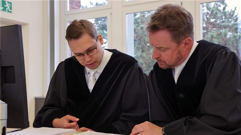 Richter an Fabians Vater gerichtet: „Ich flehe Sie fast an“ Oberstaatsanwalt Harald Nowack (r.) zeigte sich teils irritiert vom Verhalten von Fabians Vater.