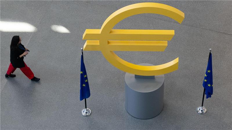 Oberstes Ziel der EZB ist es, für einen stabilen Euro zu sorgen. Hohe Inflationsraten mindern die Kaufkraft von Verbrauchern.