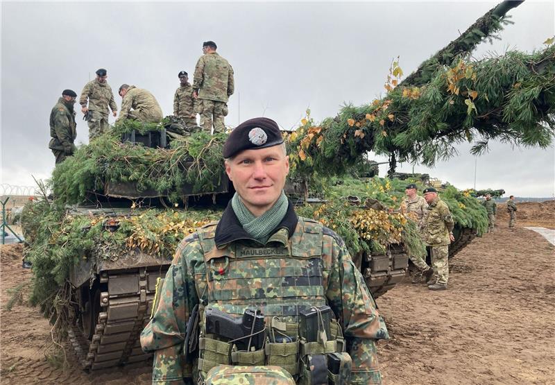Nato-Kommandeur in Litauen verspricht Schutz des Baltikums Oberstleutnant Marco Maulbecker, Kommandeur des von der Bundeswehr geführten Nato-Gefechtsverbands in Litauen, steht vor einem Leopard-Panzer.