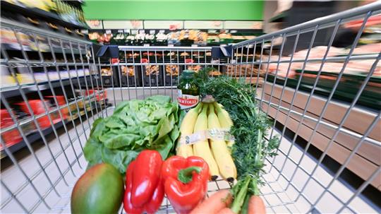 Obst teurer - Gemüse günstiger: Für Nahrungsmittel mussten die Menschen hierzulande nach Berechnungen des Statistischen Bundesamtes im August 2,5 Prozent mehr zahlen als ein Jahr zuvor. (Archivbild)