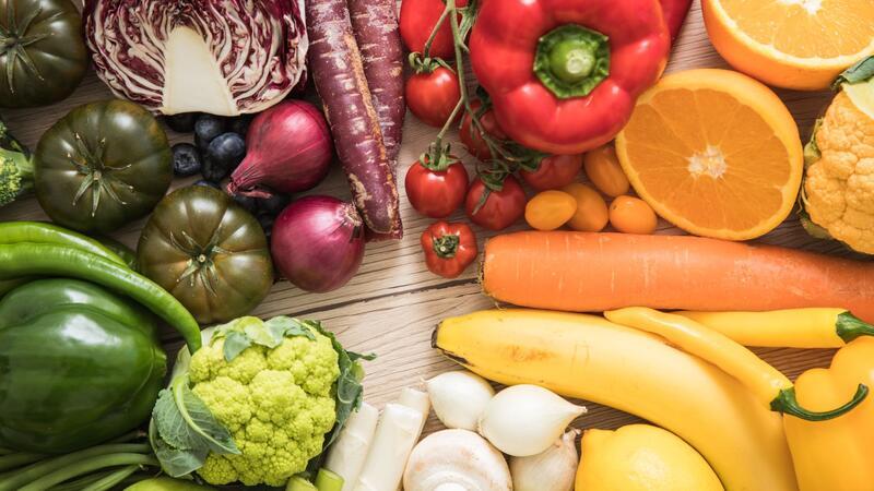 Vegan ernähren: So klappt der Umstieg Obst und Gemüse spielen eine bedeutende Rolle in der veganen Ernährung.