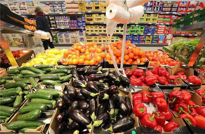 Importgemüse: Vor allem aus Spanien und den Niederlanden Obst- und Gemüsesorten liegen in einem Supermarkt zum Verkauf bereit.