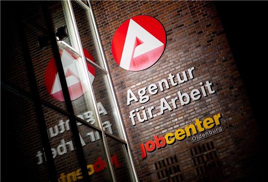 Obwohl die Wirtschaft seit 2020 unter einer Dauerbelastung steht, geht das Ifo-Institut 2023 nur von einer geringen Zunahme der Arbeitslosenquote aus.