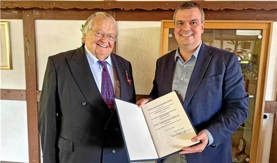 Obwohl er durch seinen Job schon massiv gefordert war, hat er seine begrenzte Freizeit in den Dienst der Gesellschaft gestellt: Dr. Leopold von Gerstenbergk-Helldorff (li.) bekommt von Landrat Dr. Alexander Saipa das Verdienstkreuz am Bande. Foto: Knoke
