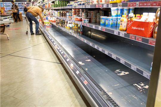 Obwohl keine Lebensmittelknappheit droht, kaufen viele Verbraucher mehr ein als sonst. Die Folge: leere Regale – wie in diesem Berliner Supermarkt. Foto: imago stock