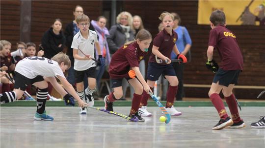 Obwohl um jeden Ball gekämpft wird, gibt es während des gesamten Turniers lediglich kleinere Blessuren. Betreuer, Eltern und Spieler fiebern hinter der Bande mit.