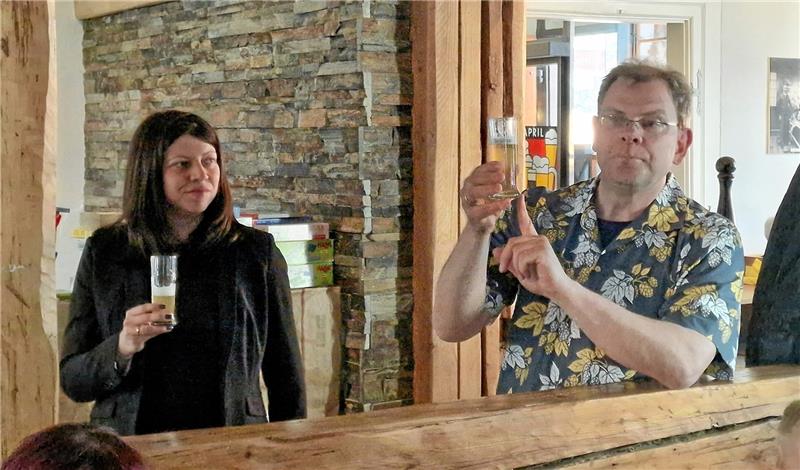 „Ein schönes, erfrischendes Sommerbier“ Odin Paul (r.) erklärt den GZ-Abonneten und Goslars Marketingchefin Marina Vetter, wie das Jubiläumsbier getrunken und warum damit unten angestoßen wird.