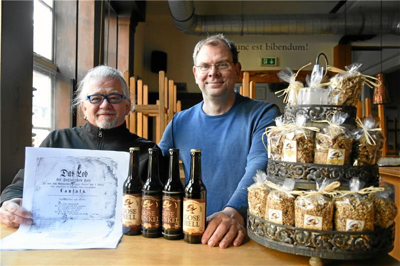 Odin Paul (re.) und Wolfgang Knuth haben zusammen ein Projekt fürs Jubiläumsjahr ersonnen: Komponist Knuth bietet an, „Das Lob der Goslarschen Gose“ neu zu vertonen und zur Uraufführung zu bringen. Von dieser Bierkantate aus dem Jahr 1740 gibt es nur noch den Text, die Melodie ging verloren. Jetzt muss noch die Frage der Finanzierung geklärt werden. Foto: Kempfer