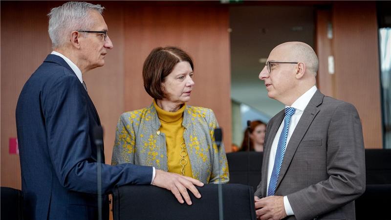 MAD-Report: Mehr Bedrohung durch Spionage und Extremismus Öffentliche Anhörung der Präsidenten der Nachrichtendienste