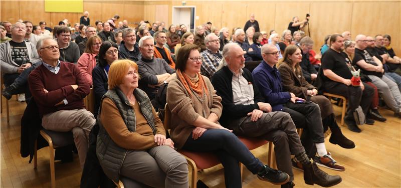 Krieg der Infos: Podcaster erklären Goslar die Fake-News-Welt Gruppe von Menschen sitzt in einem Raum mit Holzwänden und schaut nach vorne