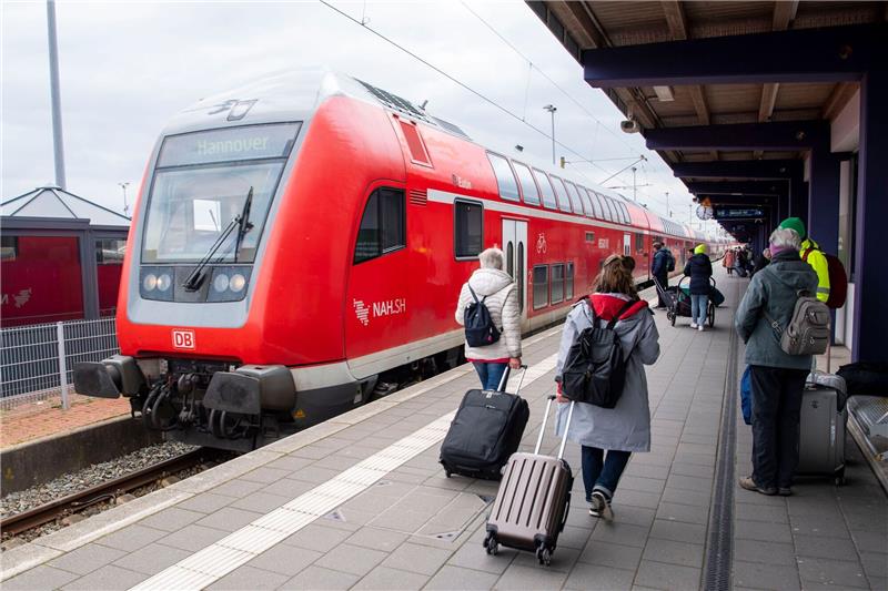 Verbraucherschützer fordern Klarheit beim Deutschlandticket Öffentlicher Nahverkehr ist in vielen ländlichen Räumen ein Problem. Foto: Philip Dulian/dpa