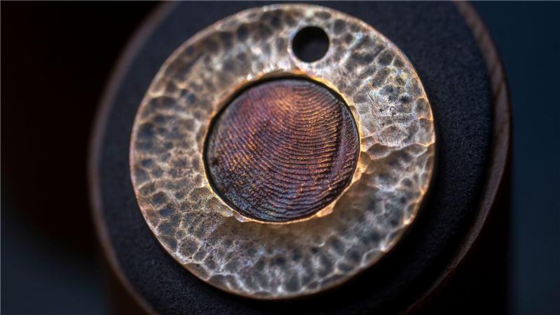 Über den Tod hinaus: Wenn aus Asche ein Gedenkdiamant wird Öfter nachgefragt werden Schmuckstücke mit dem Fingerabdruck des Verstorbenen. (Archivbild)