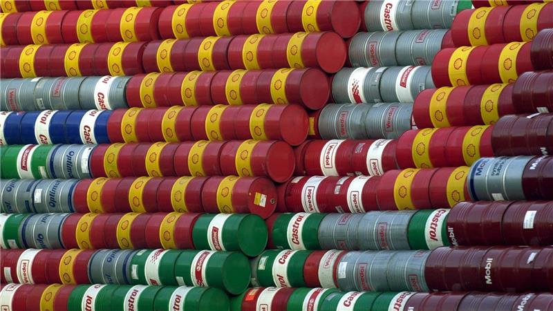 Ölfässer im Hamburger Hafen (Archivbild). Hohe Energiepreise bremsen die Wirtschaft aus.