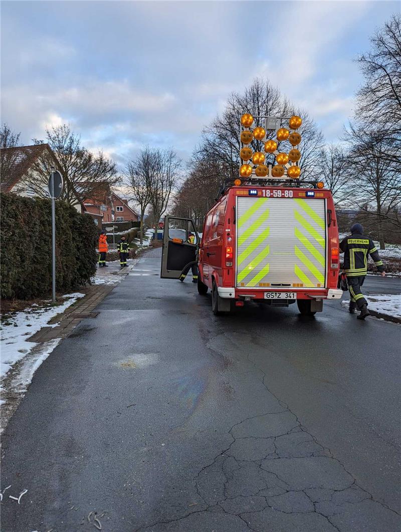 Beim Ölspur-Einsatz: Kehrmaschine verliert Hydraulik-Öl Ölspur in Seesen: Für die Reinigungsarbeiten sperrt die Feuerwehr eine Straße. Foto: Feuerwehr Seesen