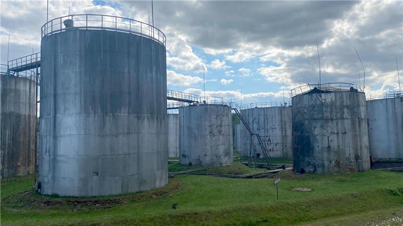 Öltanks stehen an der Absturzstelle einer Drohne in einer Lageranlage in Rezekne.