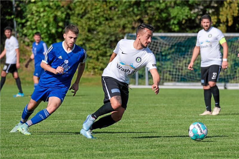 SVG Oberharz stoppt Vienenburger Lauf Ömer Altin (re.) vom VfL Oker II läuft Immenrodes Pascal Dausch davon. In einer furiosen Schlussphase gewinnen Altin und seine Mannschaft mit 4:3 beim TSV in der Hainberg-Arena. Foto: Drechsler