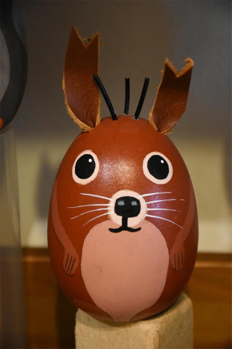 Ein brauner Osterhase, der an die Maus aus der Sendung mit der Maus erinnert.