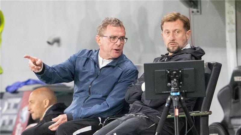 Der doppelte Kornetka: Braunschweigs Trainer bei der WM Österreichs Nationaltrainer Ralf Rangnick (l) und sein Assistent Lars Kornetka während eines Länderspiels gegen Zypern. (Archivbild)