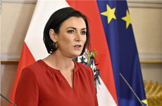 Österreichs Tourismusministerin Elisabeth Köstinger (ÖVP) spricht im Interview über die diesjährige Urlaubsaison in unserem Nachbarland. Foto: picture alliance/dpa/APA | Hans Punz