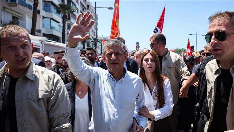 Özel lässt sich in Izmir feiern.
