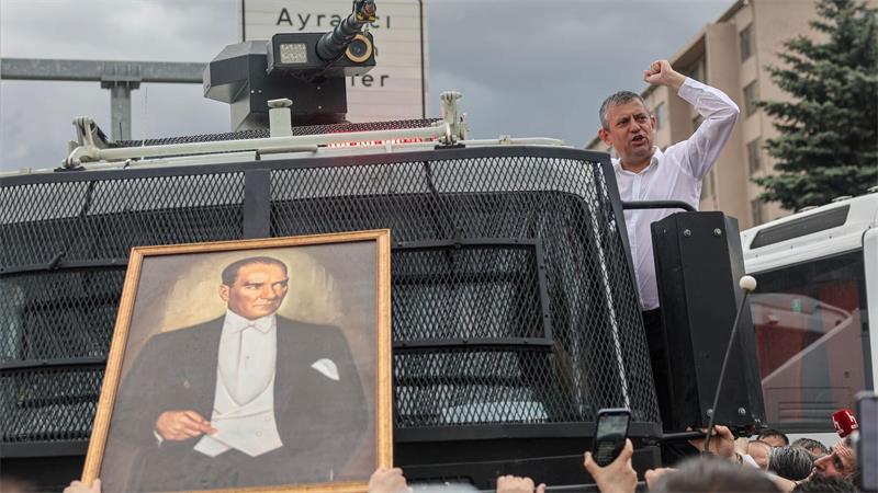 Özel protestiert gegen seine Absetzung als CHP-Chef. (Archivbild)