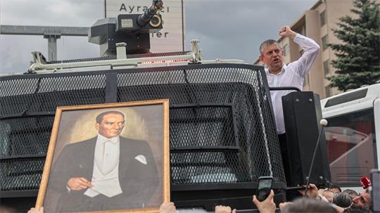 Özel protestiert gegen seine Absetzung als CHP-Chef. (Archivbild)