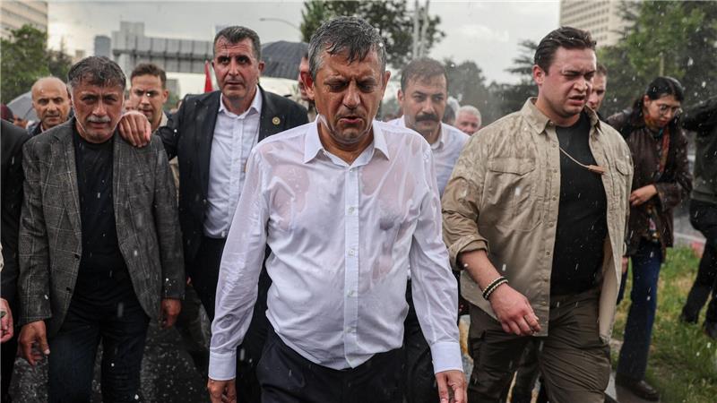 Özgür Özel trotzt dem Regen und seiner Absetzung als Parteichef