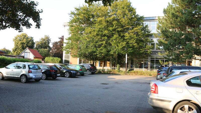 Offen wäre auch die Frage, wo nach einem Neubau dann die Lehrkräfte parken sollen.
