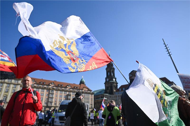 Offenbar um Solidarität mit Russland zu zeigen, werden Russland-Fahnen auf der Demo in Dresden geschwenkt.