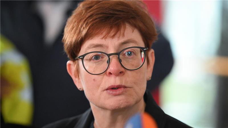 Was man zu den ÖPNV-Warnstreiks Ende der Woche wissen muss „Offenbar verstehen die Arbeitgeber immer noch nicht, dass es auf Dauer keine funktionierende ÖPNV-Daseinsvorsorge mehr geben kann, wenn wir jetzt nicht entscheidend die Arbeitsbedingungen verbessern“, sagt die stellvertretende Verdi-Vorsitzende Christine Behle zum erneuten Warnstreikaufruf. (Archivbild)