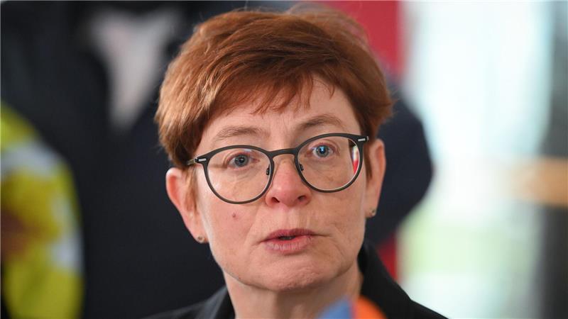 Was man zu den ÖPNV-Warnstreiks wissen muss „Offenbar verstehen die Arbeitgeber immer noch nicht, dass es auf Dauer keine funktionierende ÖPNV-Daseinsvorsorge mehr geben kann, wenn wir jetzt nicht entscheidend die Arbeitsbedingungen verbessern“, sagt die stellvertretende Verdi-Vorsitzende Christine Behle zum erneuten Warnstreikaufruf. (Archivbild)