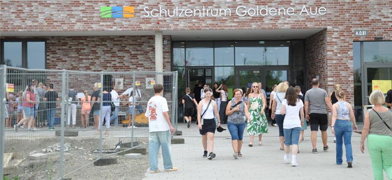 Landrat lädt Schüler und Schulleitungen jetzt doch zum Gespräch Offene Schule praktiziert: Mehrere Hundert Besucher zählt das Sommerfest, zu dem CvD-Gymnasium und Realschule Goldene Aue am 16. August ins neue Schulzentrum geladen hatten.