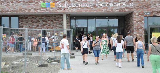 Offene Schule praktiziert: Mehrere Hundert Besucher zählt das Sommerfest, zu dem CvD-Gymnasium und Realschule Goldene Aue am 16. August ins neue Schulzentrum geladen hatten.
