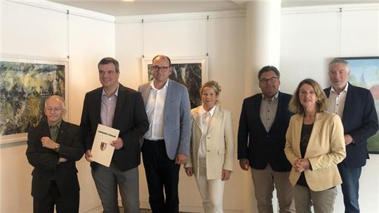 "Offener Austausch" (v. l.): Staatskanzleichef Dr. Jörg Mielke nach einem Gespräch mit Landrat Dr. Alexander Saipa, und den Bürgermeisterinnen und Bürgermeistern Erik Homann (Seesen), Urte Schwerdtner (Goslar), Wolfgang Langer (Braunlage), Petra Emmerich-Kopatsch (Braunlage) und Ralf Abrahms (Bad Harzburg).