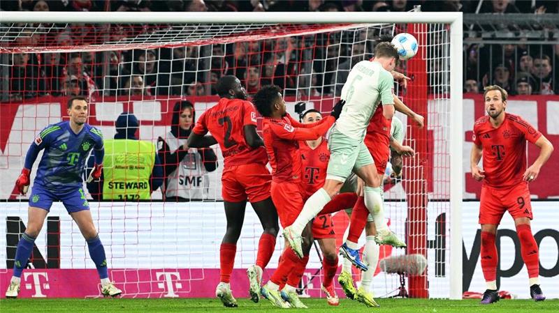 Kane eiskalt: Bayern gehen gestärkt in große Prüfungswoche Offensiv fand Werder kaum statt, hier mal ein Kopfballversuch von Jens Stage.