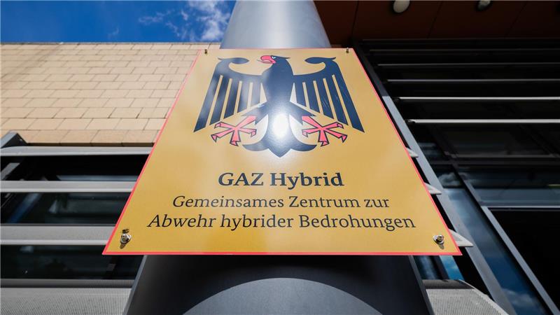Was soll das Gemeinsame Abwehrzentrum Hybrid bringen? Offiziell eingeweiht wurde das GAZ Hybrid von Bundesinnenminister Alexander Dobrindt (CSU).