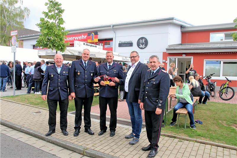 Gerätehaus-Neubau der Feuerwehr Döhren eingeweiht Offizielle Übergabe des neuen Gerätehauses in Döhren mit (v.l.) Mark Hoffmeister, Christoph Schubert, Oliver Bormann, Alf Hesse und Björn Berkefeld. Fotos: Leifeld