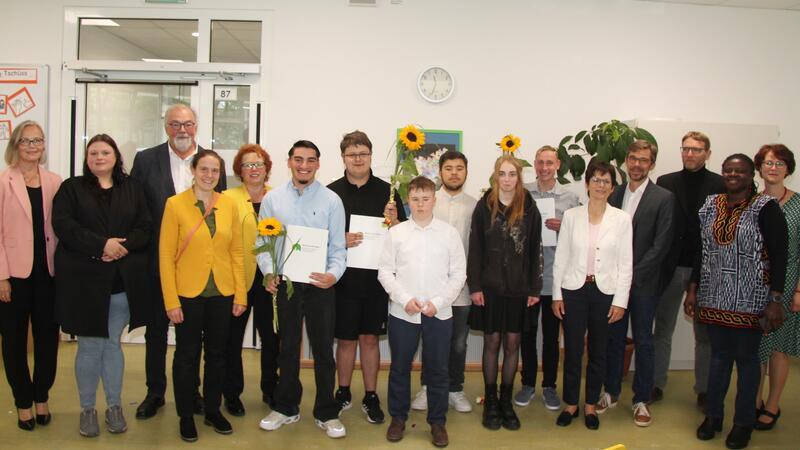 Offizielle und Schulabgänger grüßen von der Entlassfeier der Förderschule am Harly.