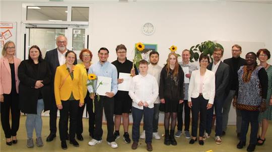 Offizielle und Schulabgänger grüßen von der Entlassfeier der Förderschule am Harly.