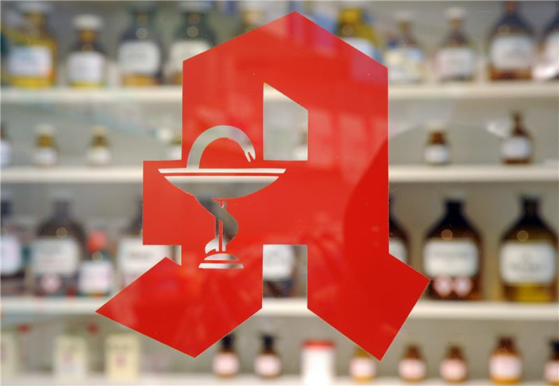 So gut sind Internet-Apotheken wirklich Oft bieten auch Apotheken vor Ort einen Lieferservice an, wenn das Medikament beispielsweise nicht gleich verfügbar ist. Foto: Uli Deck/dpa