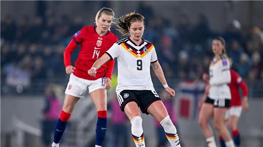 Oft einen Schritt schneller: Sjoeke Nüsken und die deutschen Fußballerinnen.