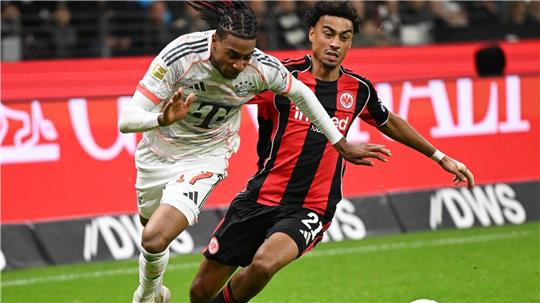 Oft einen Schritt schneller als Frankfurts Nathaniel Brown: Bayern-Star Michael Olise (l).
