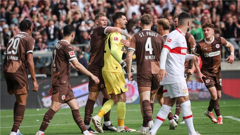 FC St. Pauli muss auf Rettung warten: 0:1 gegen Stuttgart Oft im Mittelpunkt und bester St. Pauli-Mann: Torwart Nikola Vasilj (M).