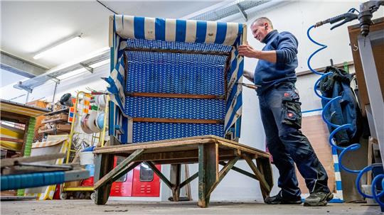 Oft müssen an den Körben marode Holzteile ausgetauscht werden. 