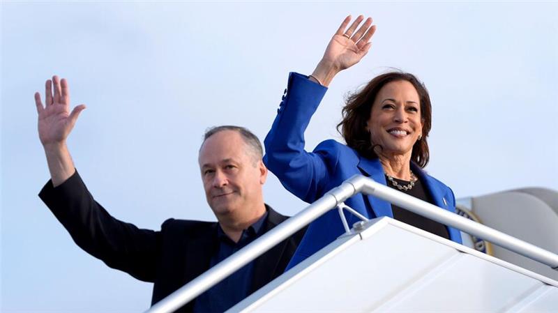 Oft neben der demokratischen US-Präsidentschaftskandidatin Kamala Harris: Ihr Ehemann Doug Emhoff, der seit 2021 der erste Second Gentleman des Landes ist. (Archivbild)