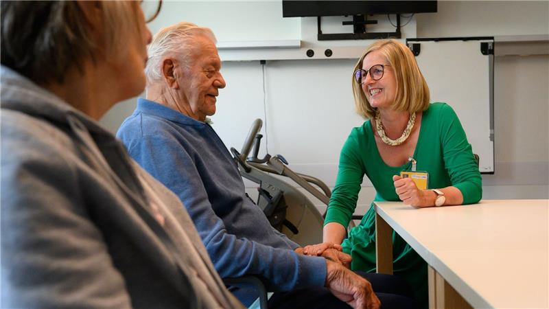 Oft reicht eine Hand - Hilfe für Demente in der Notaufnahme Oft reicht es, bei Patienten die Hand aufzulegen.