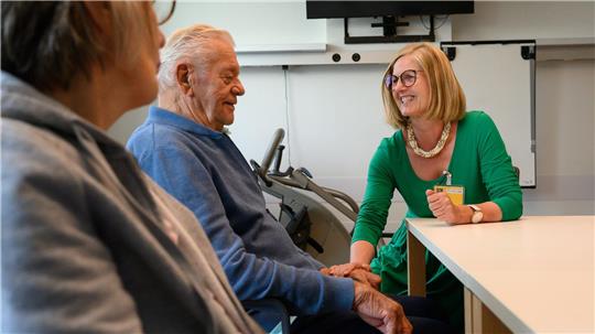 Oft reicht es, bei Patienten die Hand aufzulegen. 