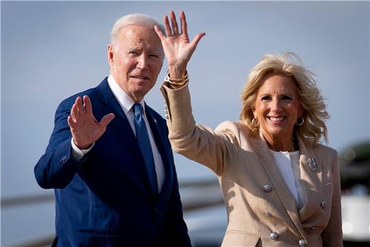 Oft sind Joe und Jill Biden gemeinsam unterwegs - im Mai steht der First Lady allerdings ein Solo-Trip nach Großbritannien bevor.