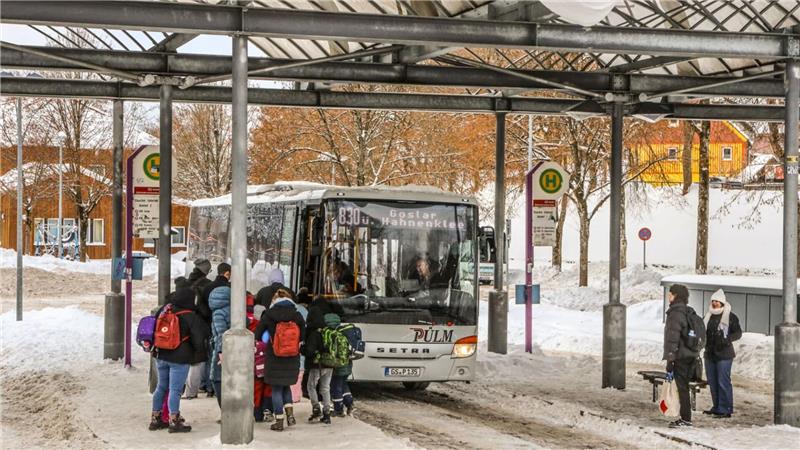Im Schnellbus von Goslar nach Osterode: So soll es gehen Eine Menschentraube wartet auf Einstieg in einen Bus der Linie 830 am Alten Bahnhof.