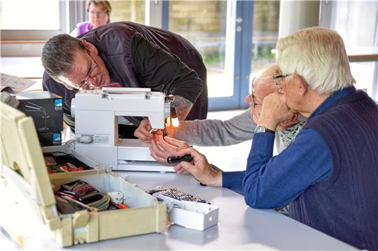 Oft sind es Dinge, an denen noch das Herz hängt. Beim Reparaturcafé schauen sich Lothar Necas-Niessner (von links), Rolf Risse, Hans-Dieter Müller und Heinz Lengling (nicht im Bild) defekte Kleingeräte an, um ihnen die Mülltonne zu ersparen. Foto: Neumann